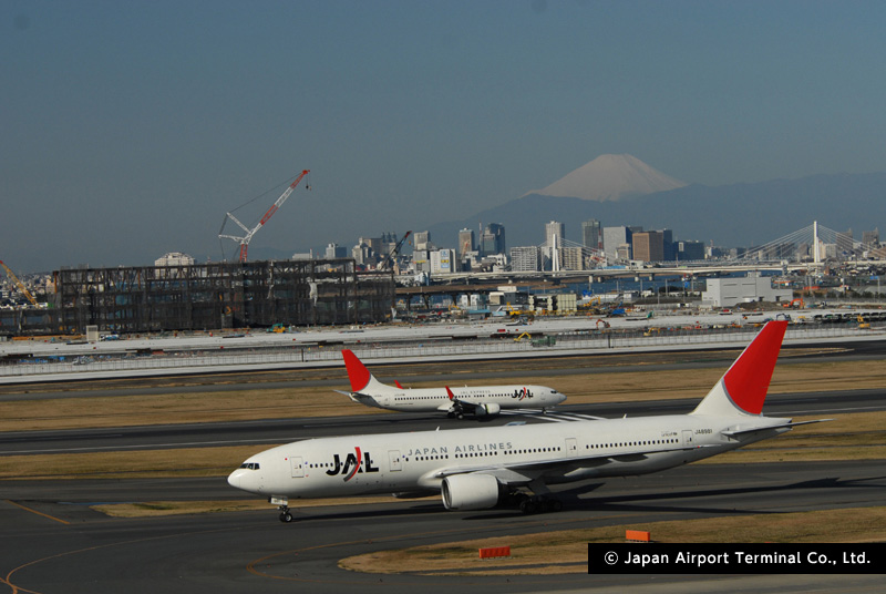 Beautiful moments at Haneda Airport