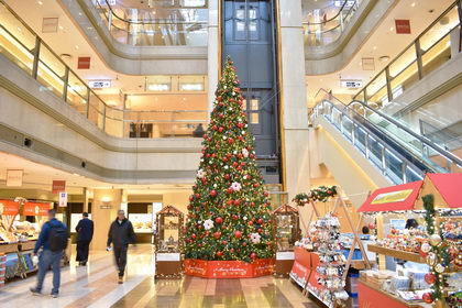 第1ターミナル2階のクリスマスツリー