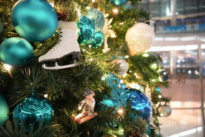 第2航廈聖誕樹上的溜冰鞋等裝飾品