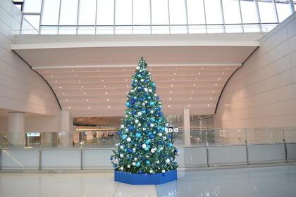 Christmas tree on the 3rd floor of the international flight facility Terminal 2
